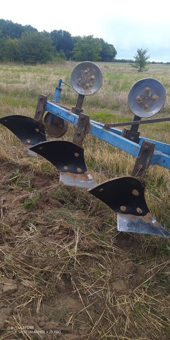 Продам плуг трьох корпусний