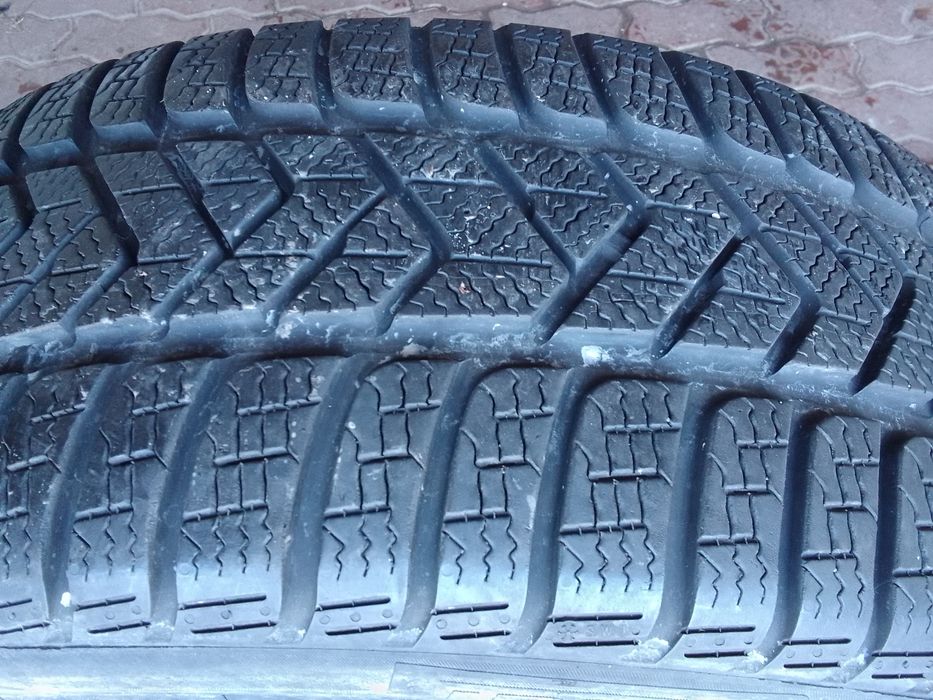 Opona zimowa 235/45r19 PIRELLI 6mm