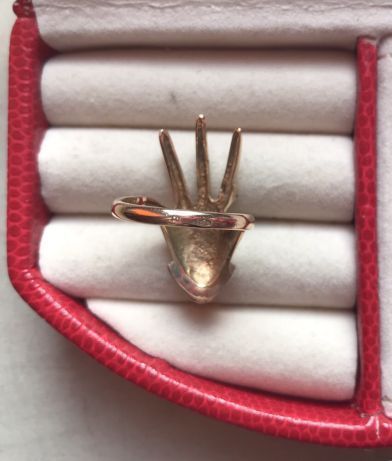 Złoty pierścionek z diamentem brylantem dłoń ręka złoto 585 Apart 14k