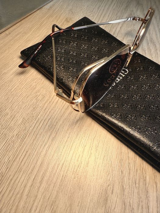 Óculos de Sol GUESS (inclui carteira porta oculos) - novo