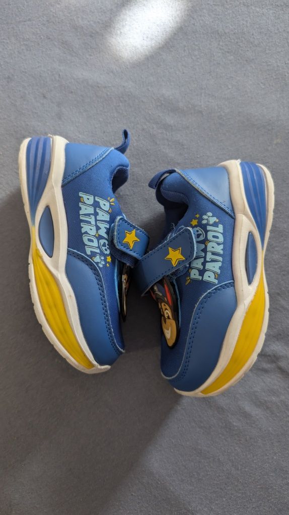 Sandały Mario 24 świecące, adidasy Psi patrol 25 świecące, buty zimowe