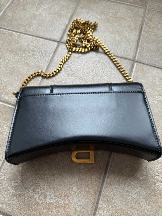 clutch transversal Balenciaga em formato de ampulheta