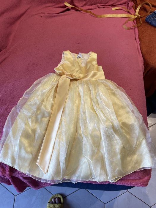 Платье очень нарядное для девочки 3-5 лет комплектом