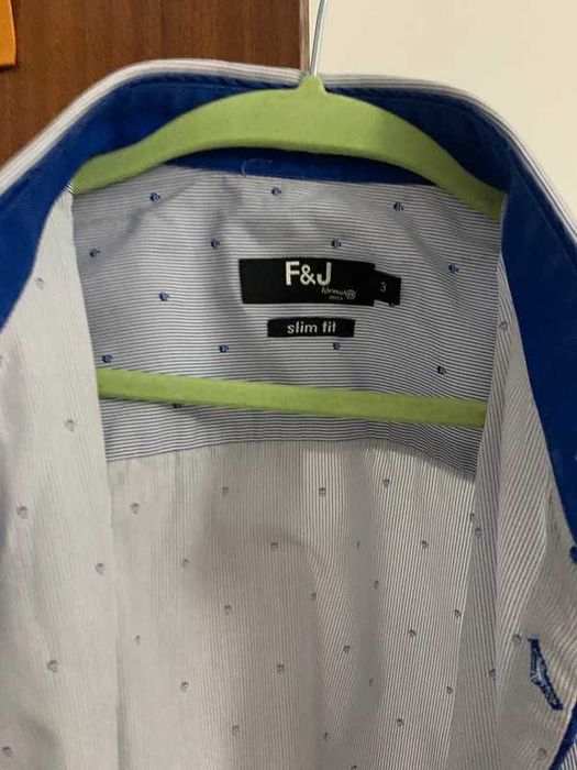 Camisa azul e branca de riscas