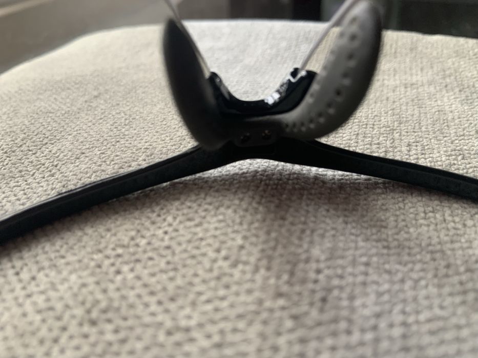 Óculos e bolsa de ciclismo