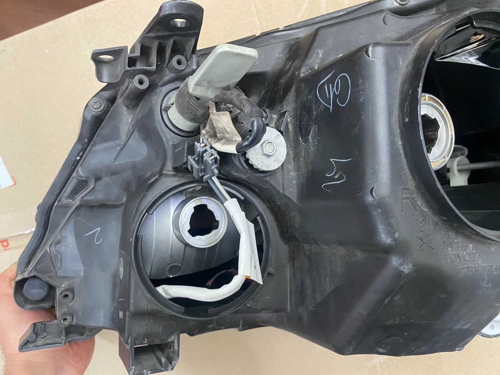 10000-17685 - Toyota avensis Фара права .
