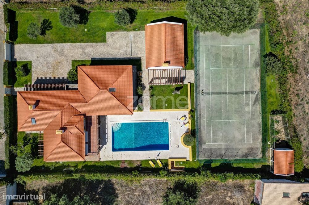 Moradia T4 Independente com Piscina e Court Ténis em Santo Estevão