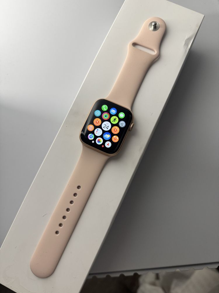 Apple Watch Series 5 - 44mm Gold