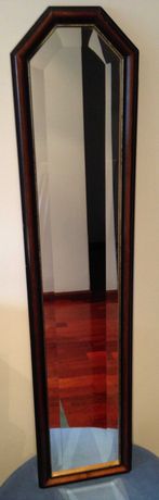 Espelho biselado com moldura em madeira