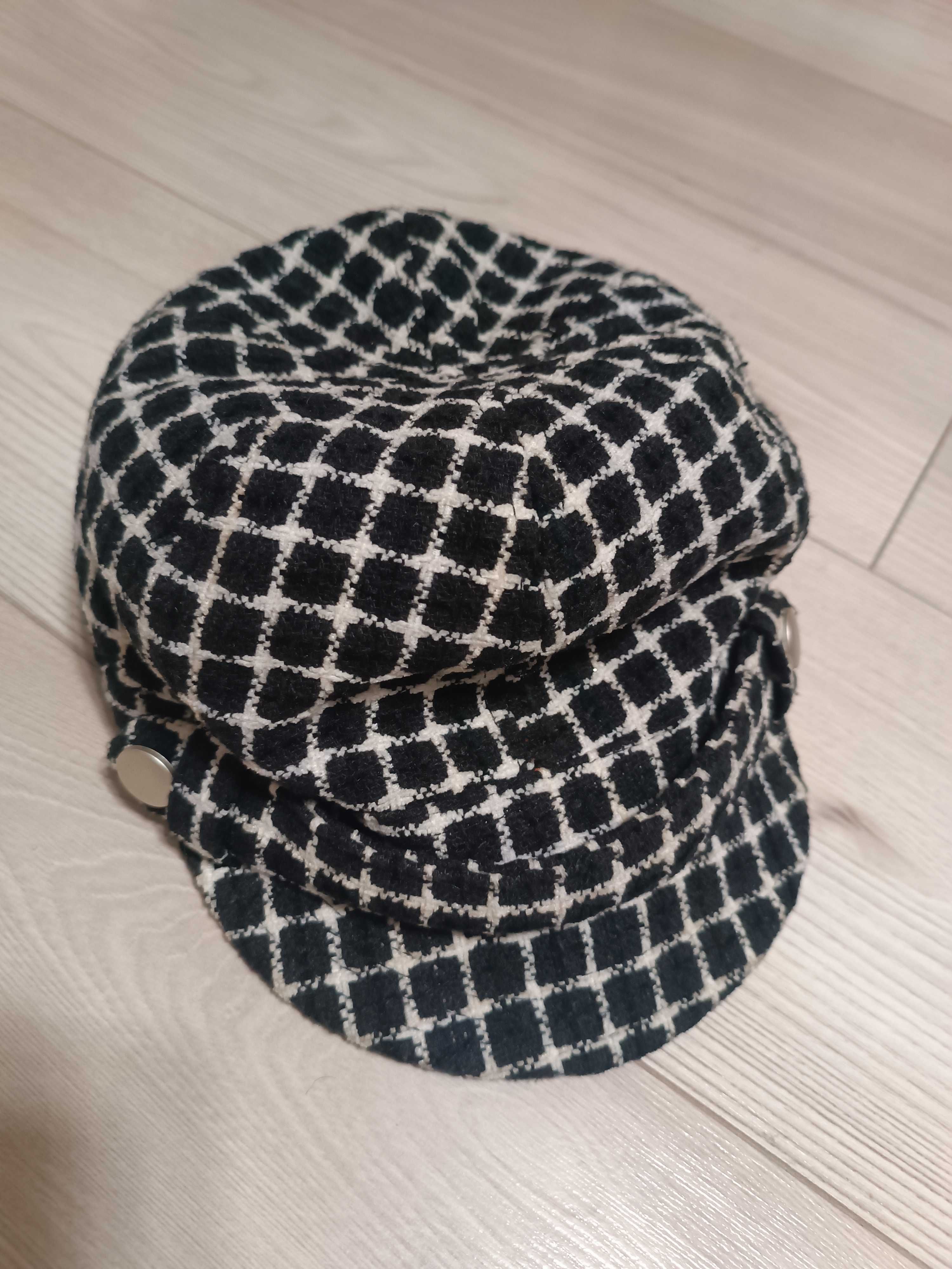 Czapka dziewczęca kaszkiet w kratę z szalikiem używana, obwód 53 cm