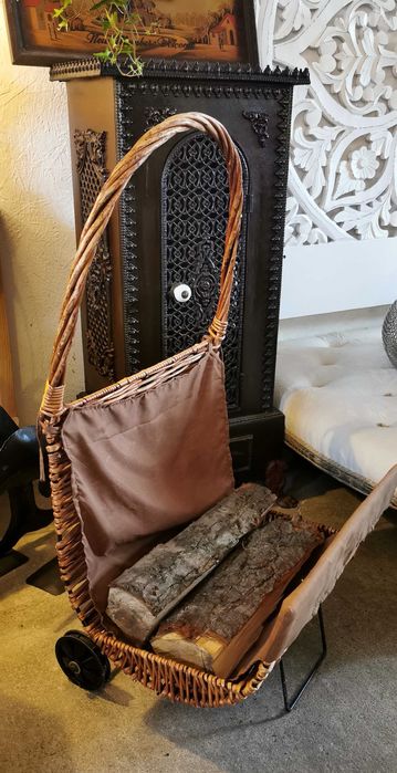 Wiklinowy kosz na drewno kominkowe