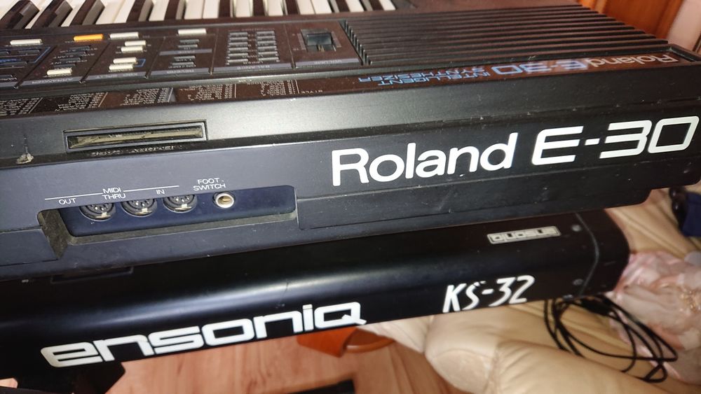 Roland E 30 Inteligent synthesizer