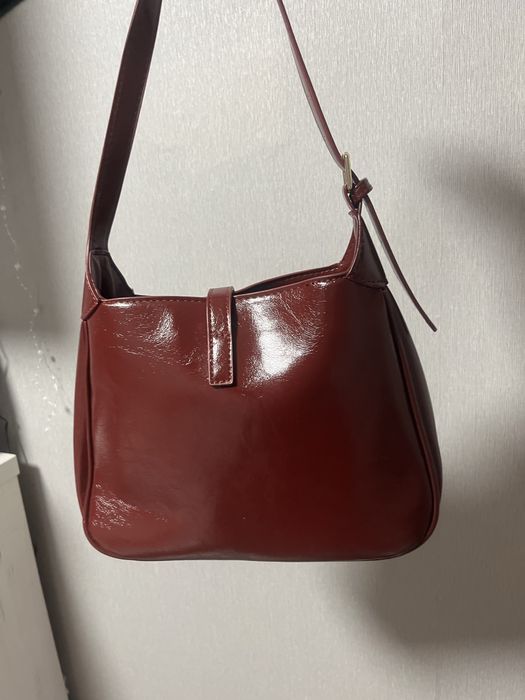 Сумка бордового кольору.