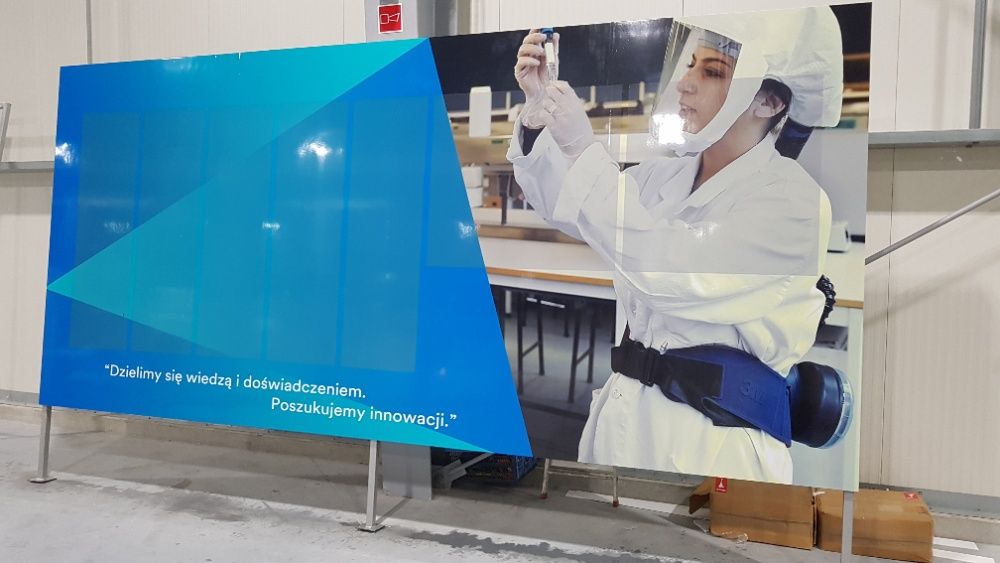 Druk wielkoformatowy, reklamy, tablice reklamowe, oklejanie okien szyb