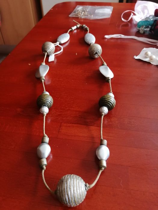 Vários artigos de bijuteria