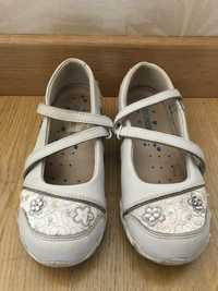 Продам туфлі на дівчинку Skechers 
Стан гарний 
По устілці 20 см.
Вжив