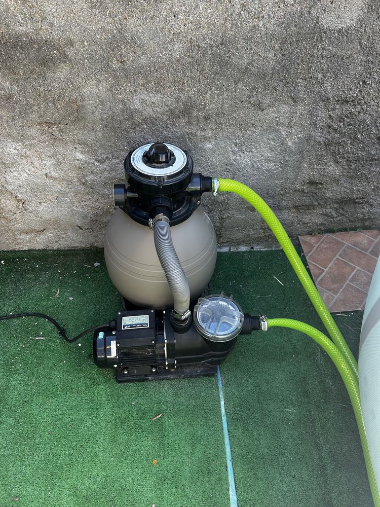 Piscina em bom estado com algumas marcas de uso