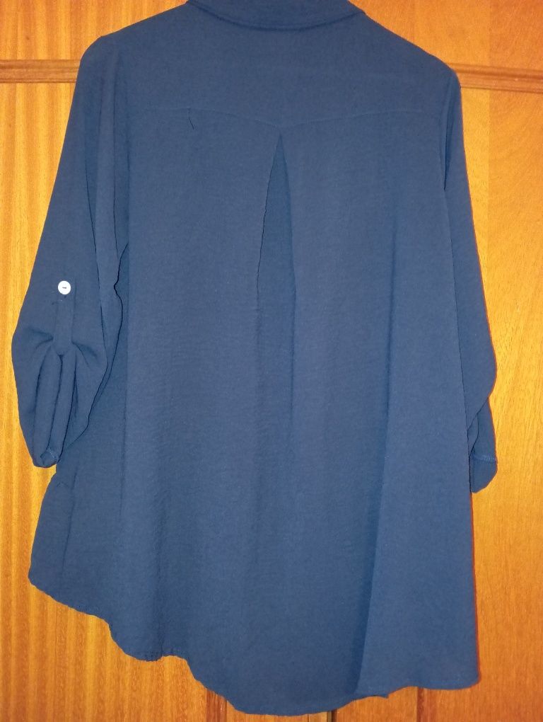 Blusa azul escuro