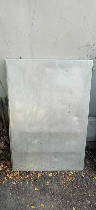 Продам железный стол с алюминиевой столешницей и тремя табуретками