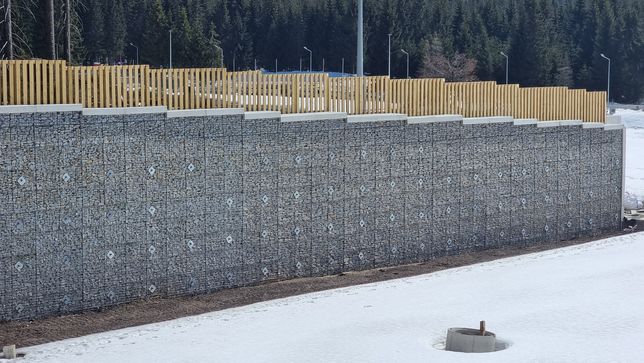 Gabiony mury oporowe siatki zabezpieczające na skały montaż projekt