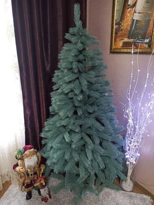 Искуственная елка литая голубая. Ялинка штучна лита. Очень красивая.