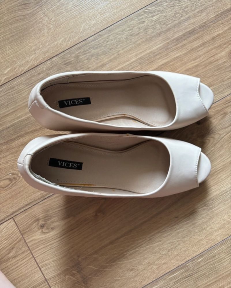 Buty na koturnie marka Vices