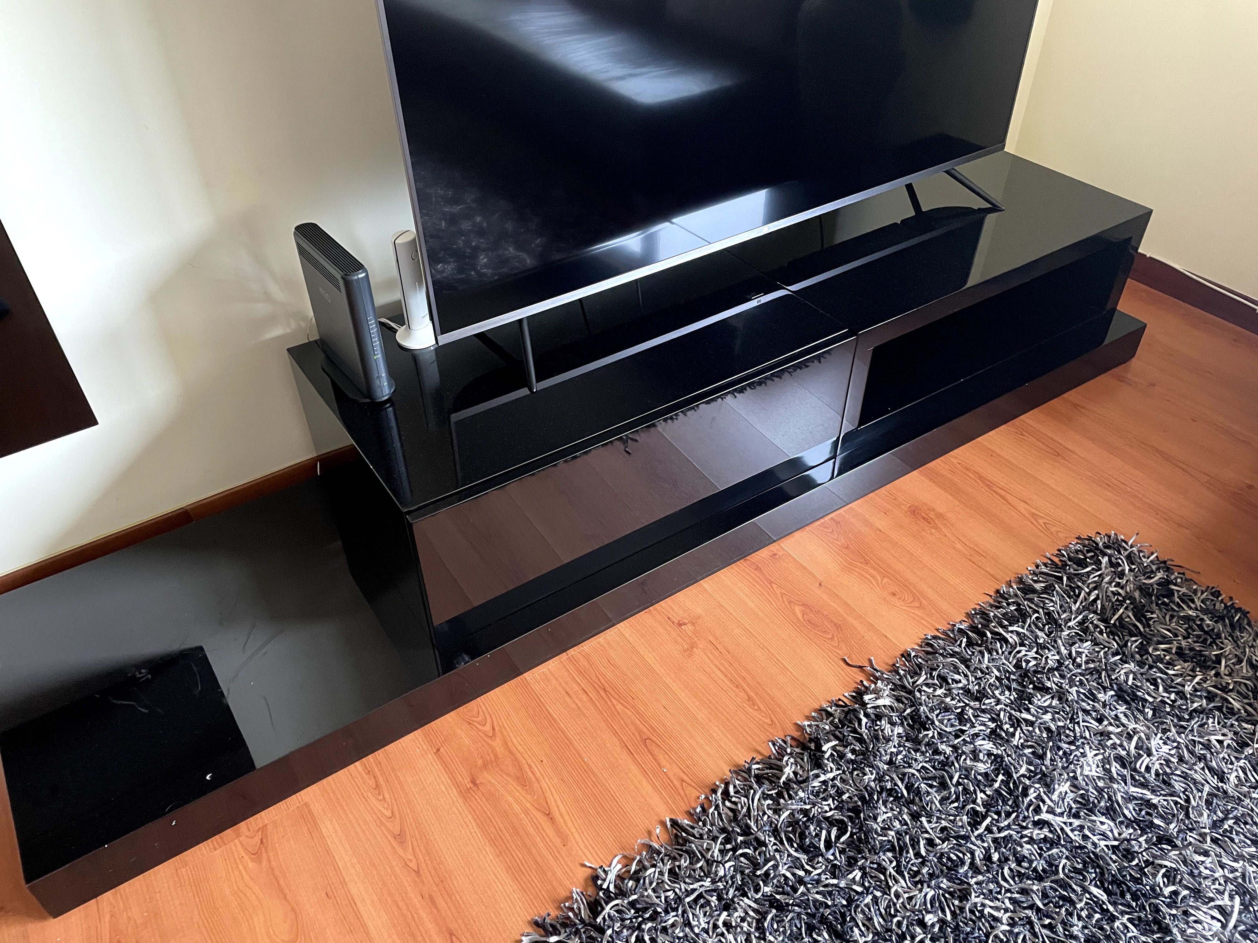 Móvel de sala, em preto, e em bom estado!