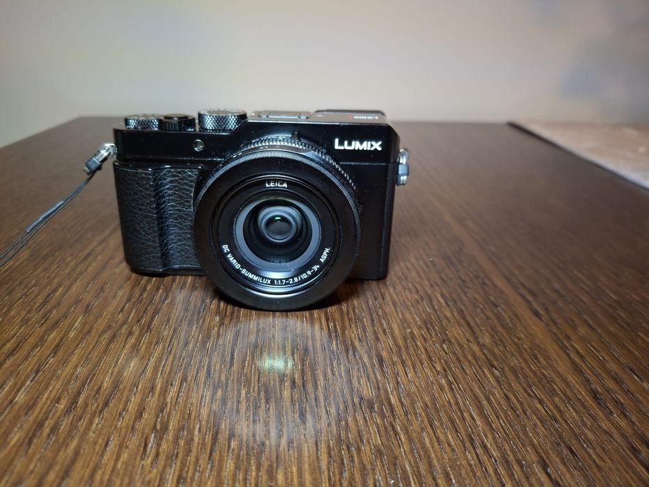 Stan idealny, bez uszkodzeń i rys. Zestaw zawiera lampę błyskową Lumix