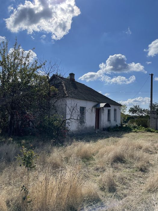 с. Каравелове (Каларово)  3км від міста,15 соток землі,4 кім-ти окремі