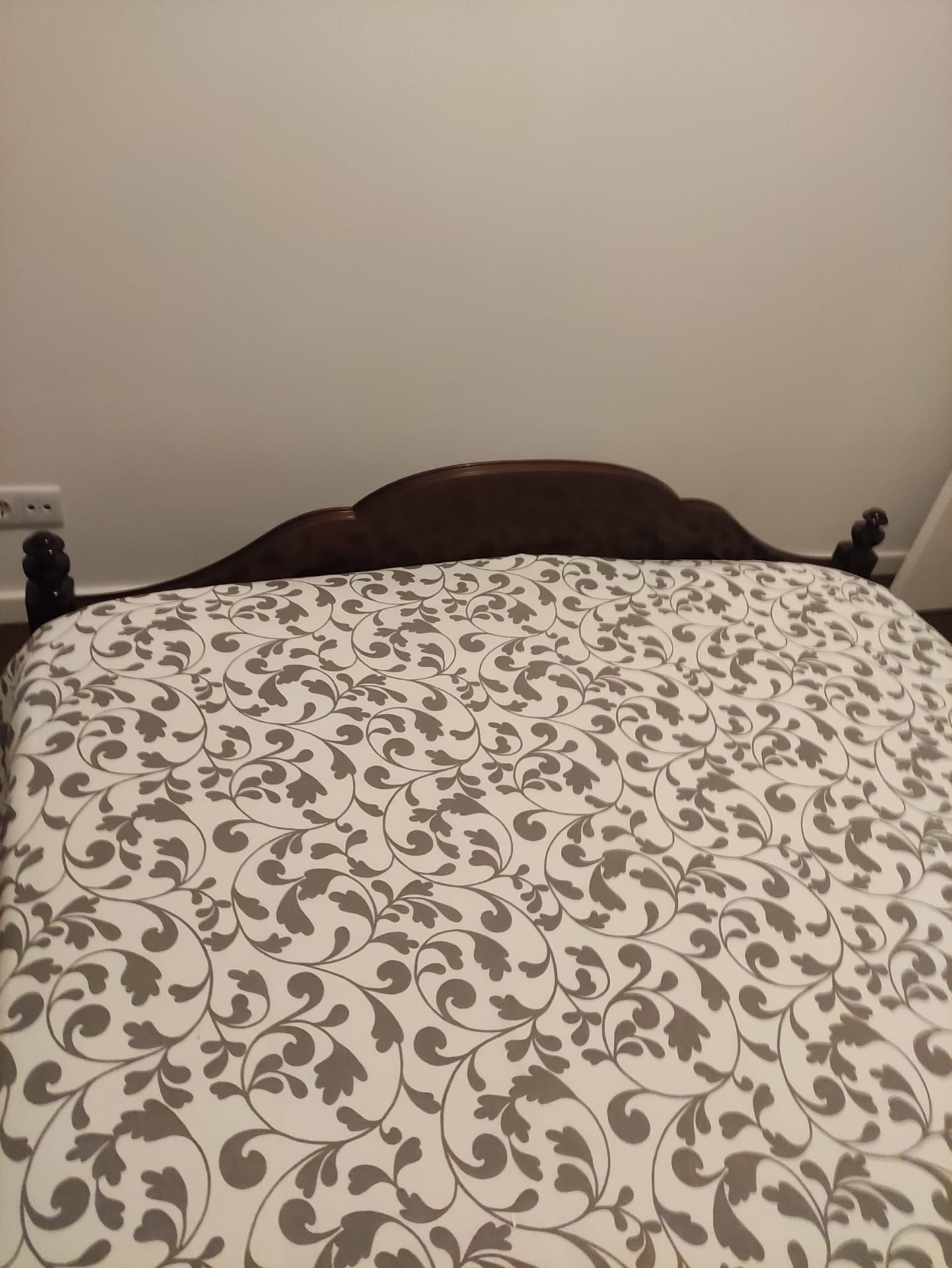 Cama de casal em mogno maciço.