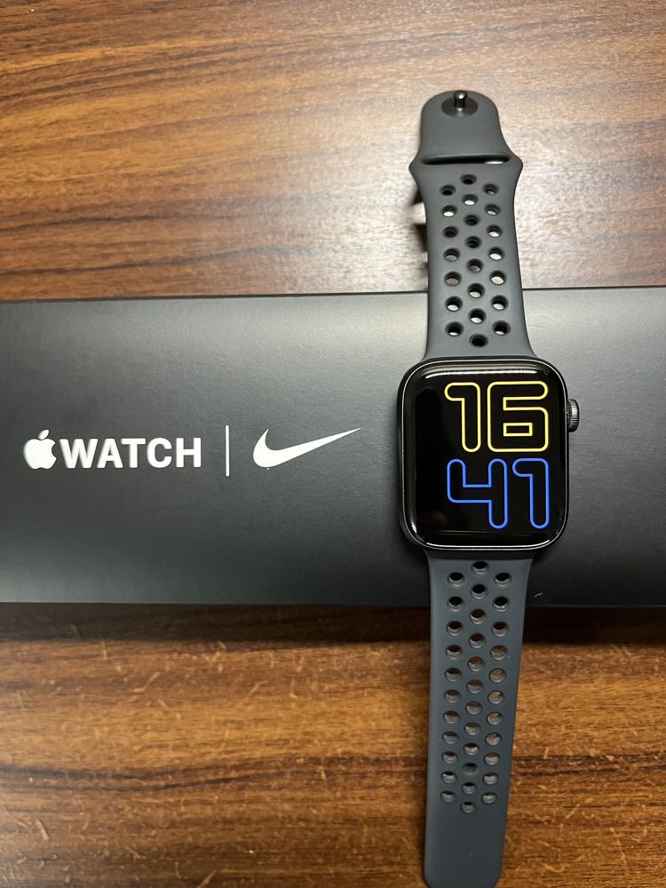 Apple Watch Nike SE 44mm Space Gray