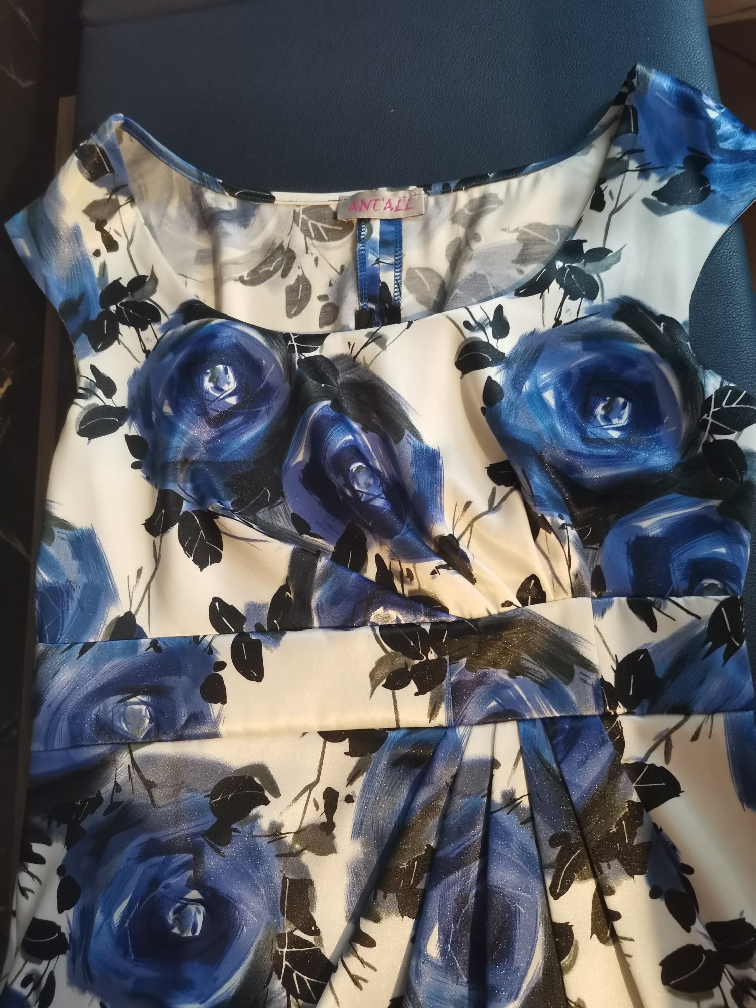Piękna elegancka sukienka, z brokatem, w niebieskie kwiaty,rozmiar M/L