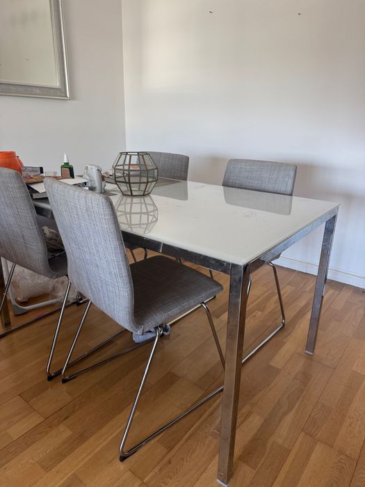 Vendo mesa de vidro com 4 cadeiras