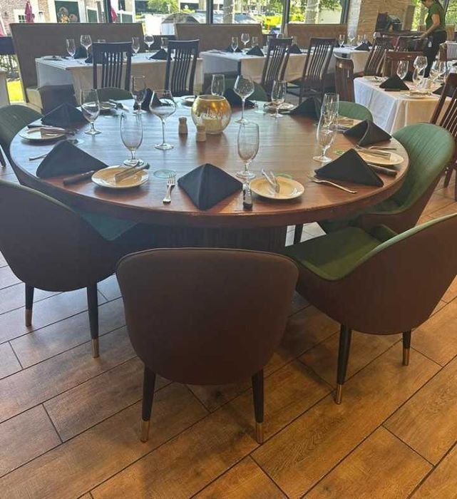 Mesa de jantar e cadeiras