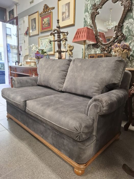 Sofá 2 lugares estofado em pele de pêssego.