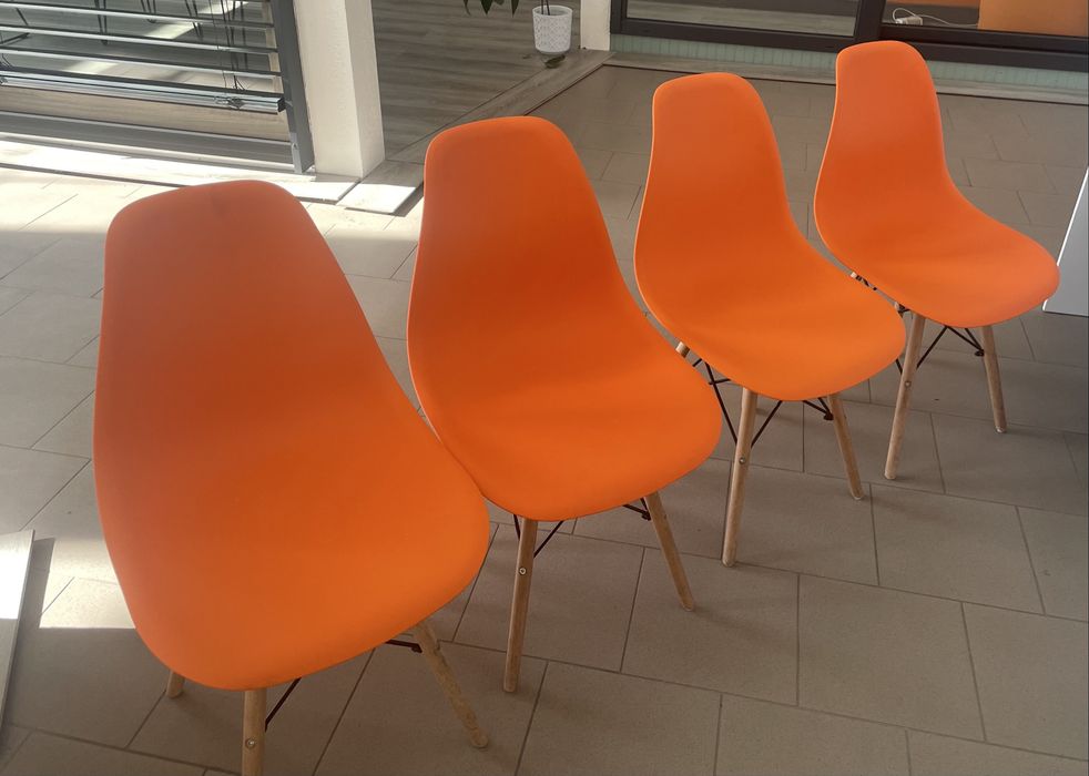 Komplet krzeseł pomarańczowych - 4 sztuki