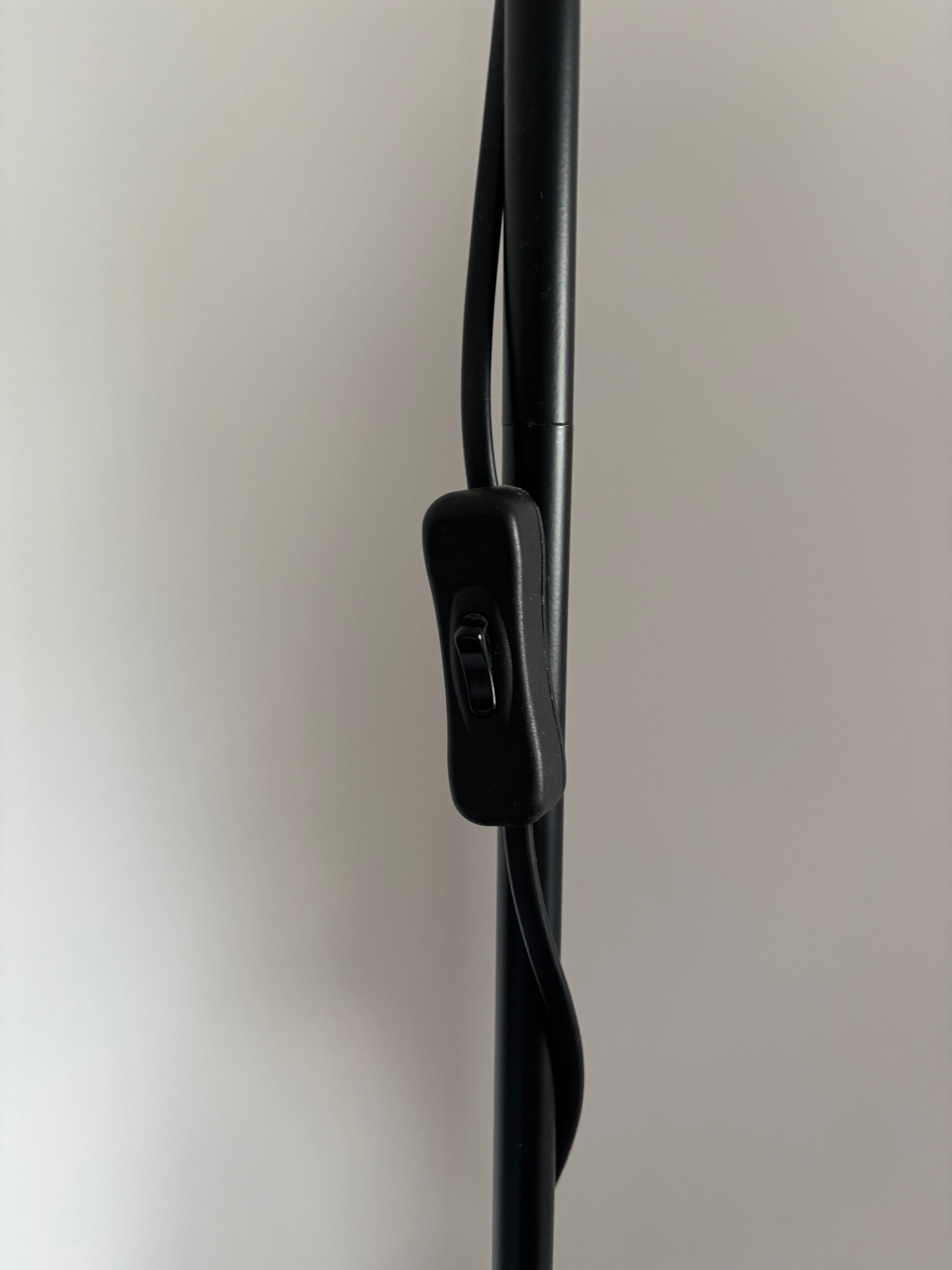 Lampa stojąca czarno-biała