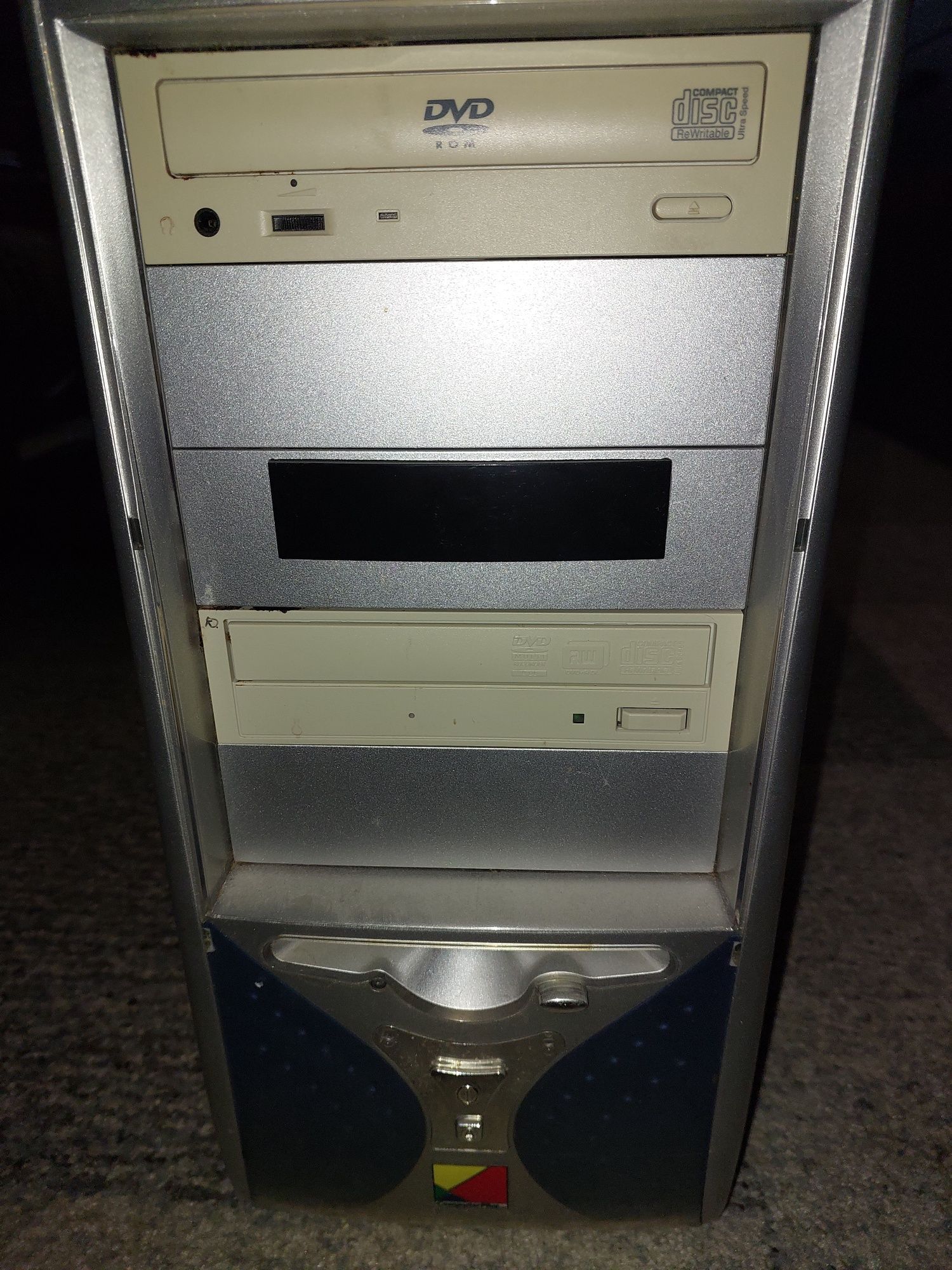 Системний блок (2003 рік):
CPU Intel Pentium 4 2400Mhz (133x), RAM 8 G