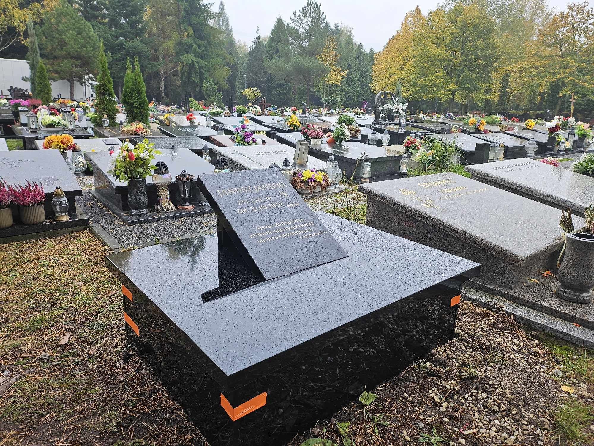 Tani nagrobek urnowy Kompozyt 2100 zł z montażem Cały Kraj.