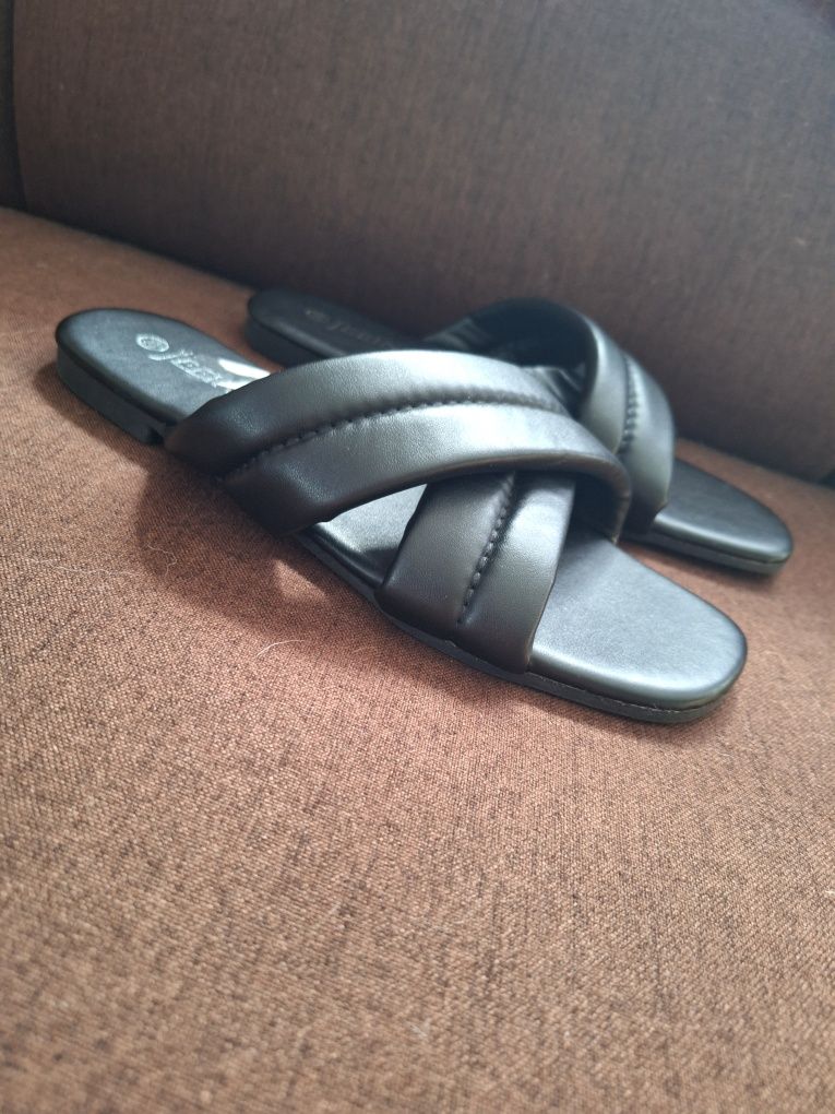 Buty damskie klapki nowe bez metki
Rozmiar 39 Jeeini