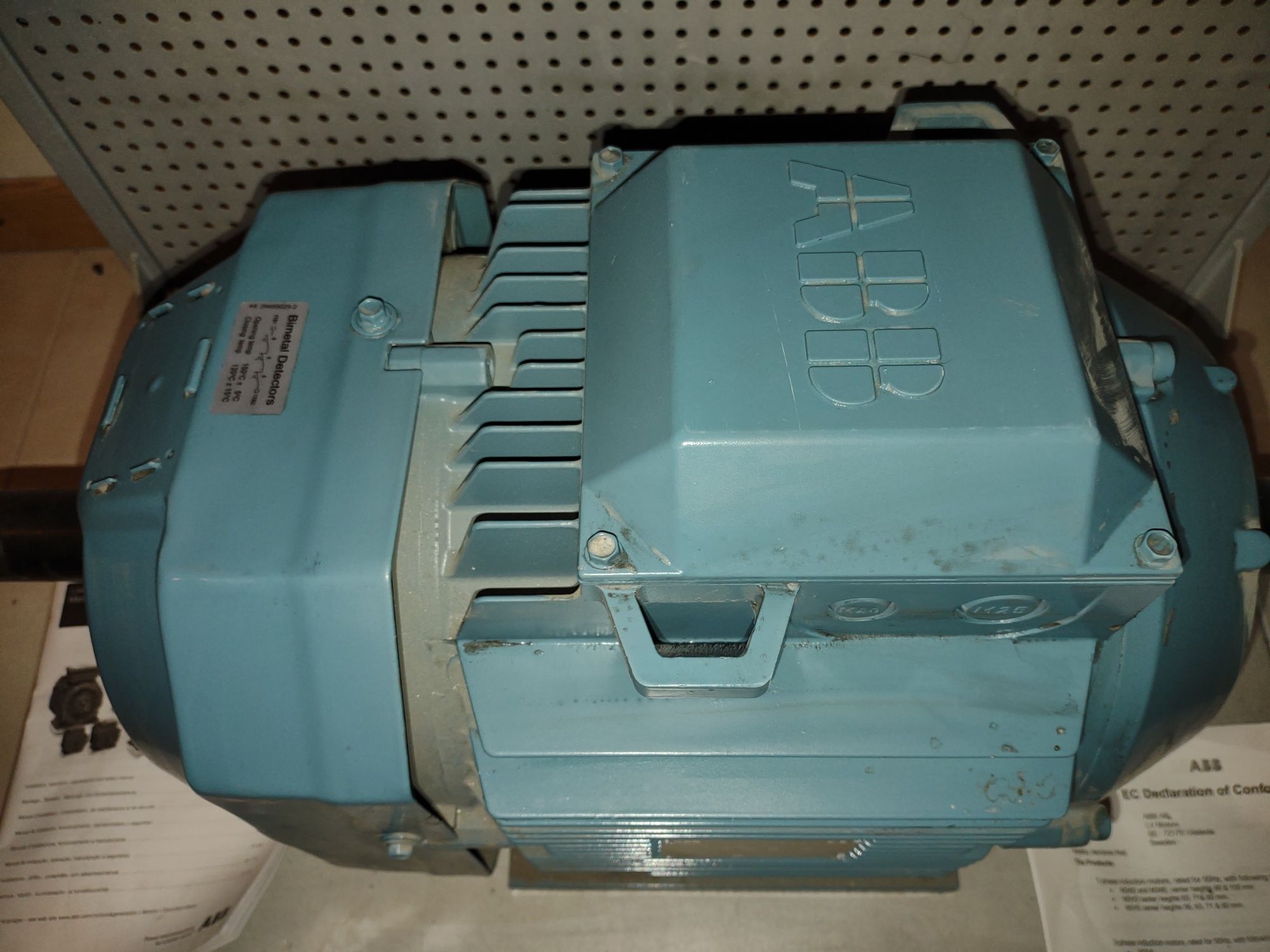 Motor elétrico ABB trifásico M2AA 132 Novo