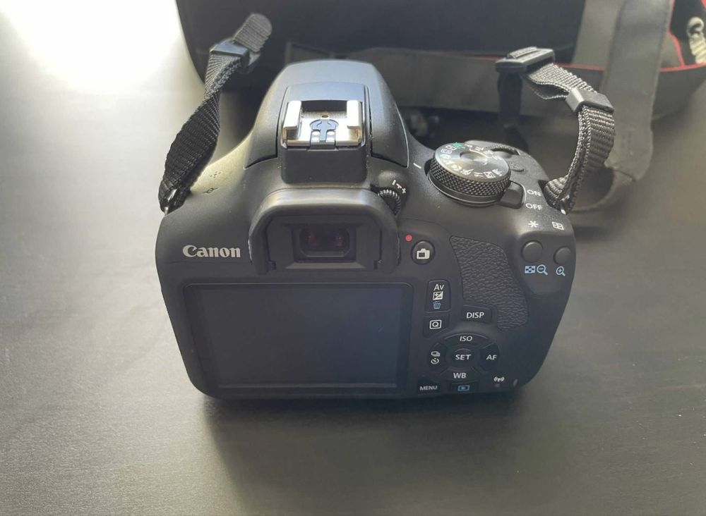 Canon EOS 2000D + lente 18-55 mm f/3.5-5.6