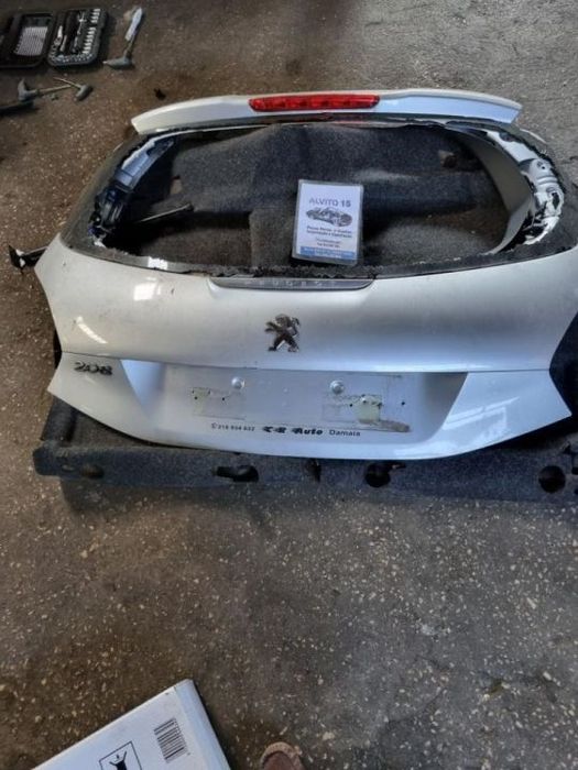 tampa da mala com vidro partido Peugeot 208 - 2018