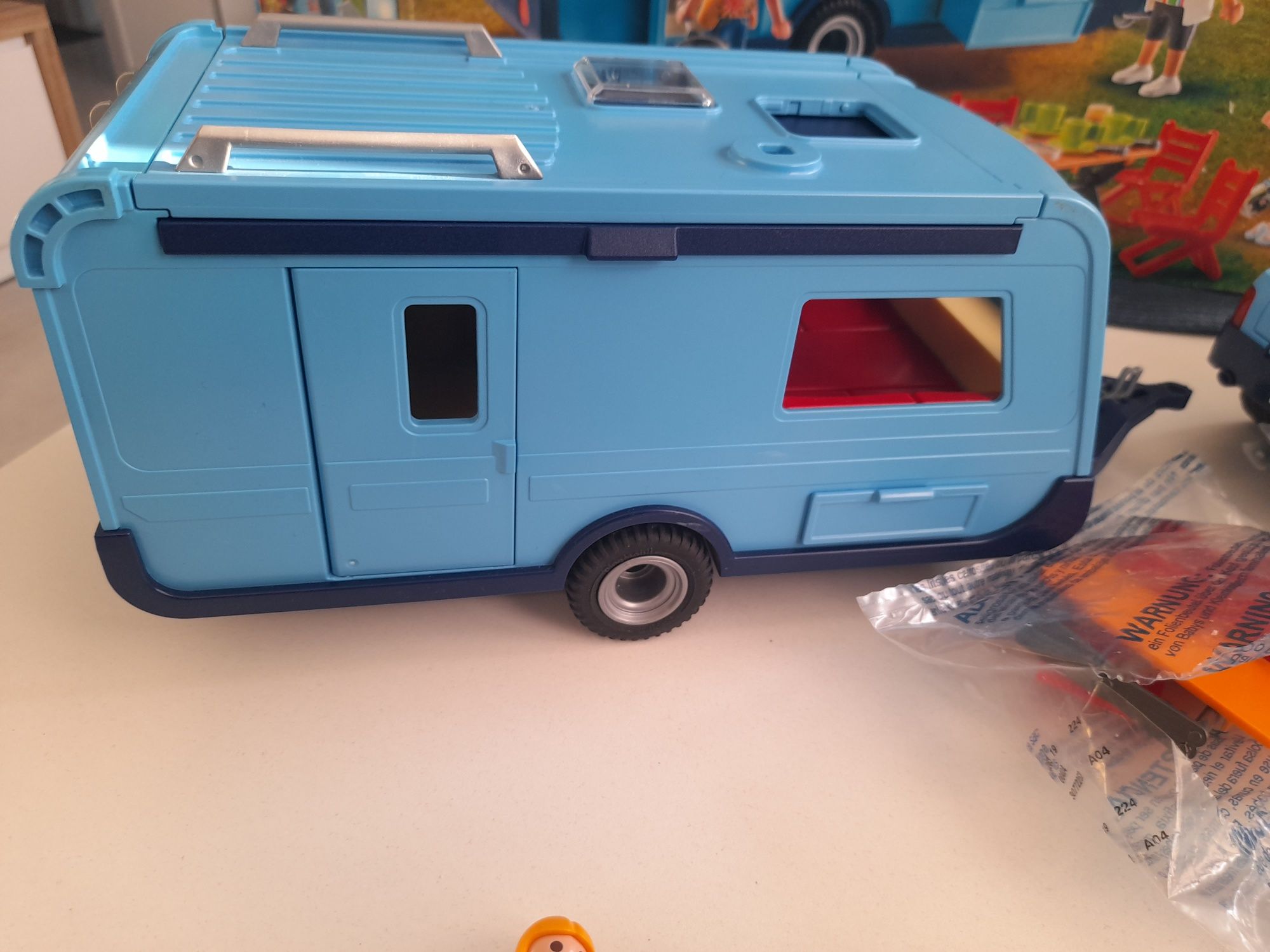 Klocki Playmobil Family 9502 Pick-Up z przyczepą kempi