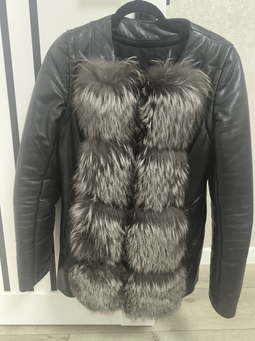 Продам шкіряну зимову куртку з натуральним хутром чорнобурки