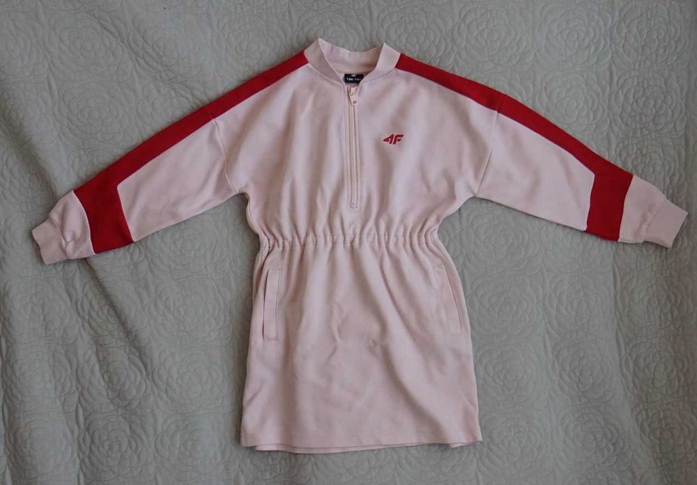 Sukienka pudrowo różowa z czerwonymi wstawkami 4F 134/140 cm