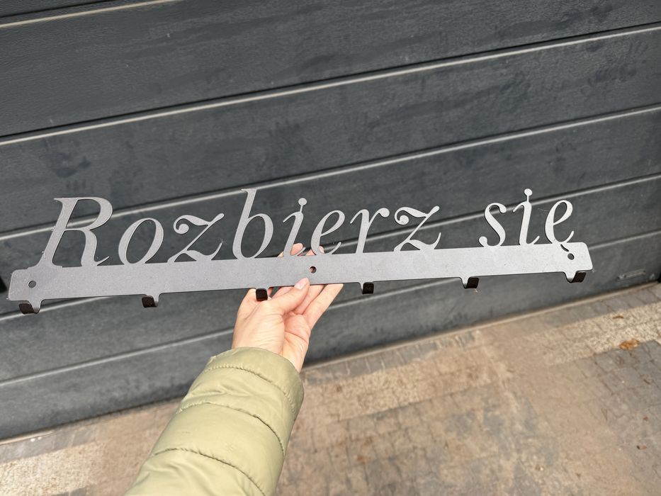 Wieszak metalowy napi rozbierz się