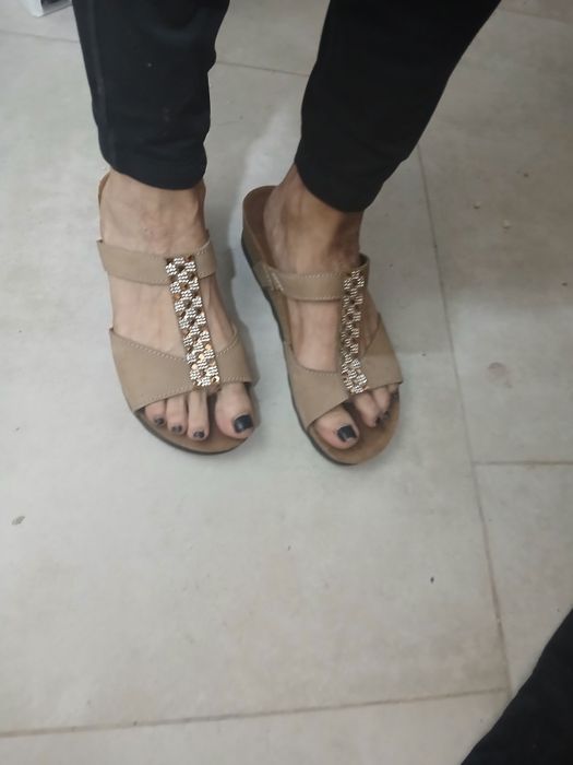 Beżowe klapki tamaris r36 z cyrkoniami