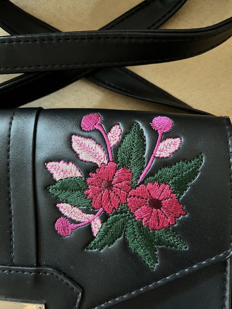Czarna torebka mała na pasek haft różowe kwiaty elegancka