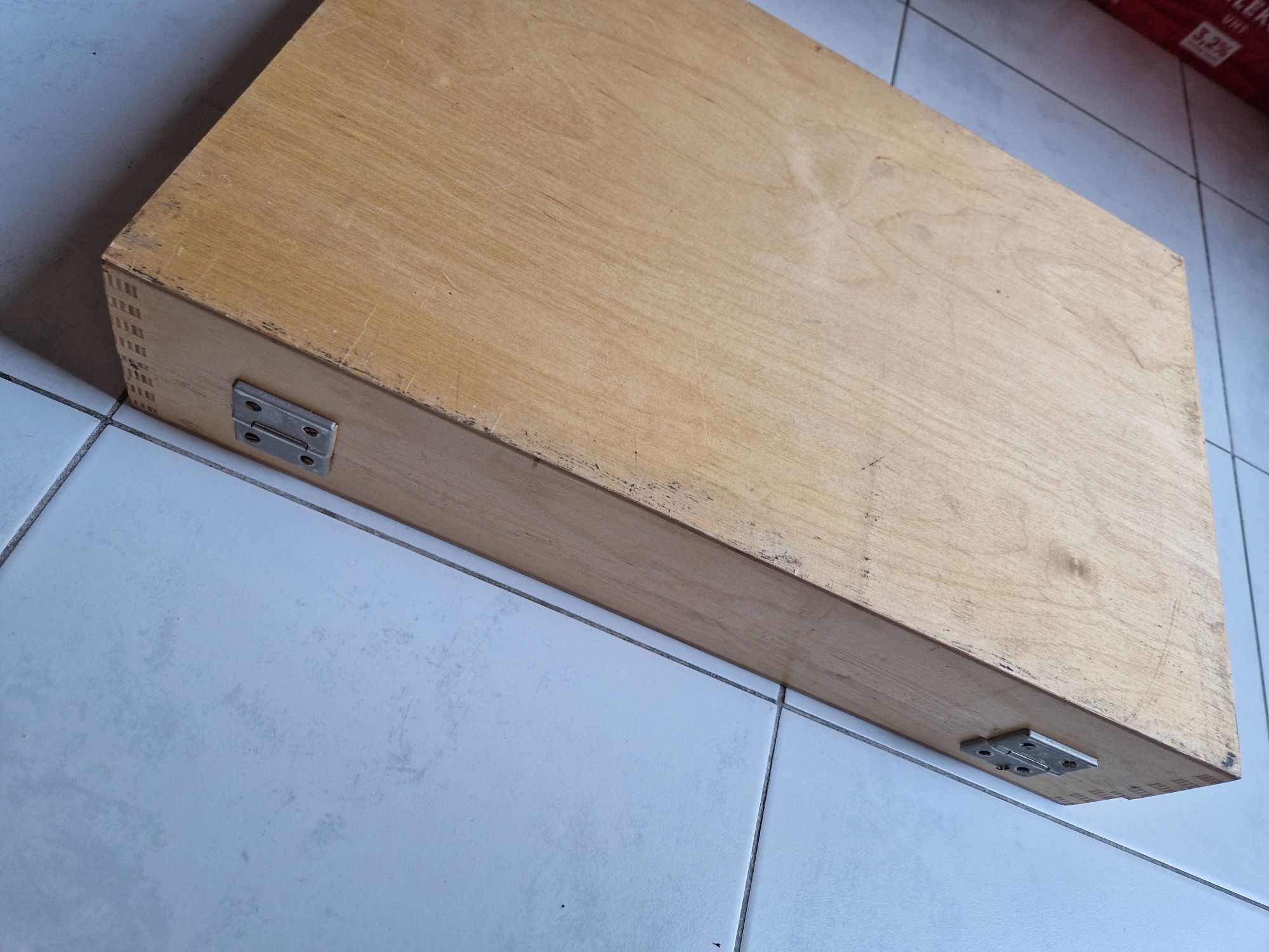Drewniana walizka 10 x 35 x 50 cm, zamknięta, brak klucza